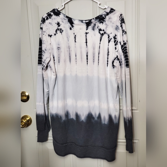 Greentea Women’s long sleeve shirt. Gray tie dye.  Size Medium Super Soft! - Picture 3 of 8